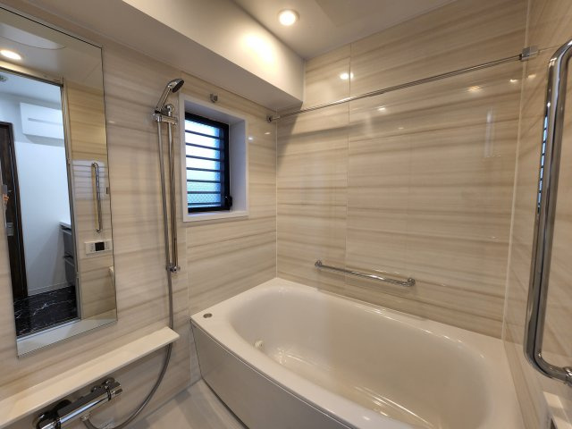 アルカディア八木の浴室|浴室乾燥機とランドリーパイプ付きのバスルーム　