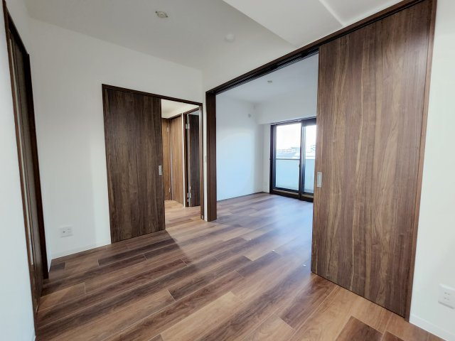 アルカディア八木の居間・リビング|全居室に収納があり、洋室を広々とお使いいただけます 洋室4.2帖