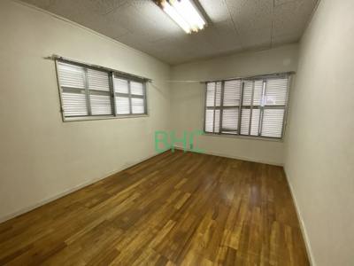 【洋室】 | 赤尾町 | 白を基調とした室内は、明るい住空間を造り出すだけでなく、清潔感をもたらしてくれます。