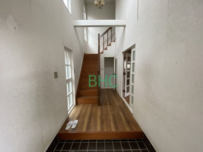 【玄関】 | 赤尾町 | ただいまと叫びたくなるような玄関は毎日の行き帰りで使う空間。明るく迎えてくれるお部屋は嬉しいですね。