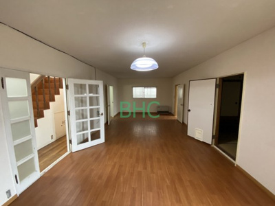 【居間・リビング】 | 赤尾町 | 上質な時間を育む暮らしのメインステージ。寛ぎとコミュニケーションを育む居心地のよい場所。家族との時間、自分の時間共に大切にできる空間がここにあります。