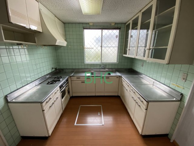 【キッチン】 | 赤尾町 | 長い時間滞在するキッチンだからこそ、食事の準備を楽しい時間に、忙しい時でもスムーズに無駄なく作業できる、お手入れも簡単にできるなど、毎日を楽しくするキッチンスペースに仕上げました