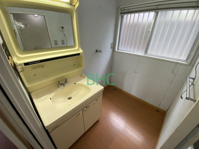 【洗面所】 | 赤尾町 | 清潔感のある色合いのプライベート空間は、身だしなみチェックや肌のお手入れに最適です。