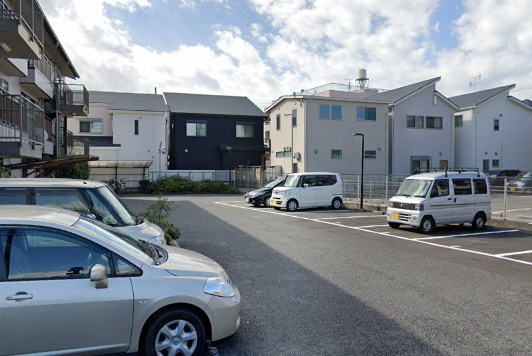 サンロイヤル東羽衣の駐車場|駐車場があるので、車を買う予定の方も安心です