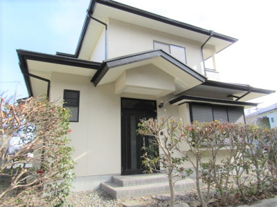 【外観：施工例】 | 中古戸建　南アルプス市桃園 | 玄関側から撮影した外観です