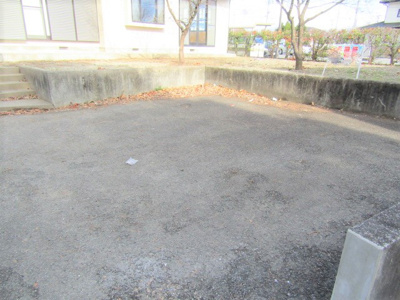 【駐車場】 | 中古戸建　南アルプス市桃園 | 車をお持ちの方に嬉しい駐車場付きの物件です