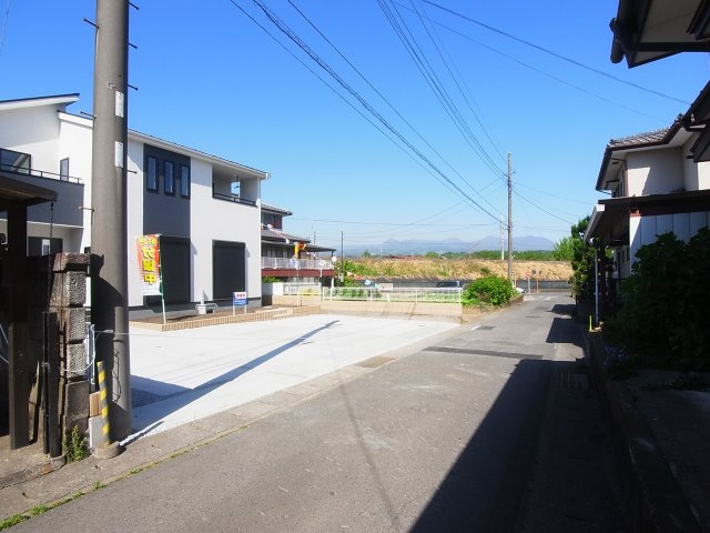 新築　渋川市坂下第2　Livele Garden.S　1号棟の前面道路含む現地写真|南側接道幅員約4ｍ