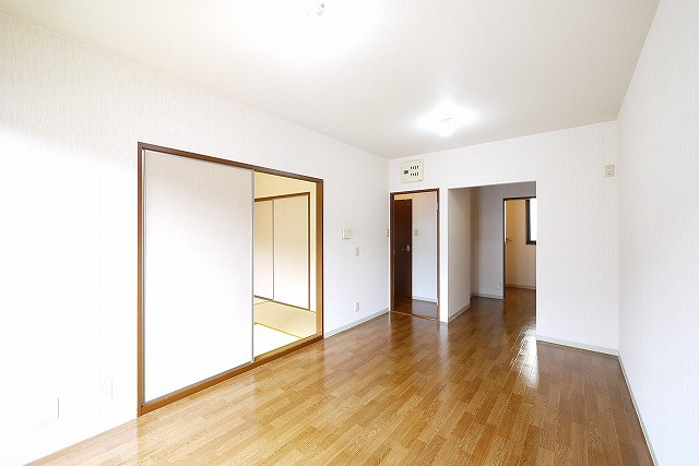 グリーンハウス山ノ口Aの居間・リビング|ゆったりとしたリビングです