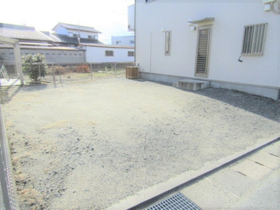 【駐車場】 | 中古戸建　中央市布施 | 車をお持ちの方に嬉しい駐車場付きの物件です