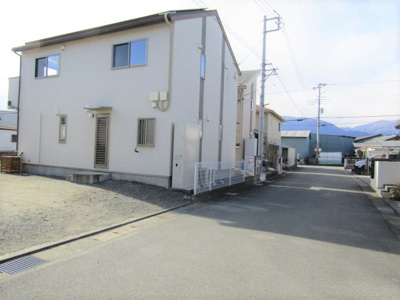 【前面道路含む現地写真】 | 中古戸建　中央市布施 | 前面道路含む現地写真です