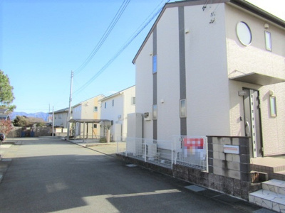 【前面道路含む現地写真】 | 中古戸建　中央市布施 | 前面道路含む現地写真です