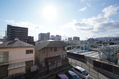 【展望】 | ライオンズマンション楽々園第2（リノベ済） | 【四季を感じる】
四季の移ろい・爽やかな青空や風を感じられ
自然を愉しめるパノラマビュー。
毎日の暮らしに余裕を感じさせてくれる、
遮る物の無い開放的な眺望を是非、ご堪能ください。