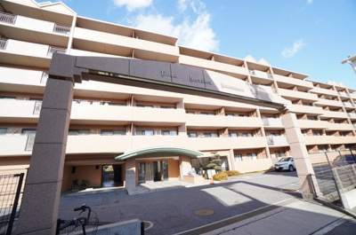 【外観】 | ライオンズマンション楽々園第2（リノベ済） | 【耐震性】
耐震性の高さを判断するポイントは、
建築確認申請日が1981年6月1日以降の
新耐震基準に適合しているかどうか。
震度６程度の大地震でも
建物が崩壊しないレベルが基準になりました。