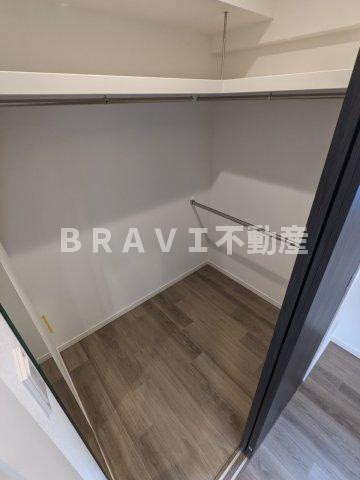 シーズンフラッツ大手前 BRAVI不動産の収納|【シーズンフラッツ大手前】等身大鏡付きウォークインクローゼット