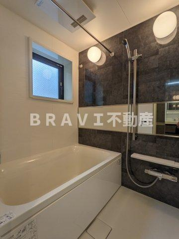 シーズンフラッツ大手前 BRAVI不動産の浴室|【シーズンフラッツ大手前】窓がつきで換気良好