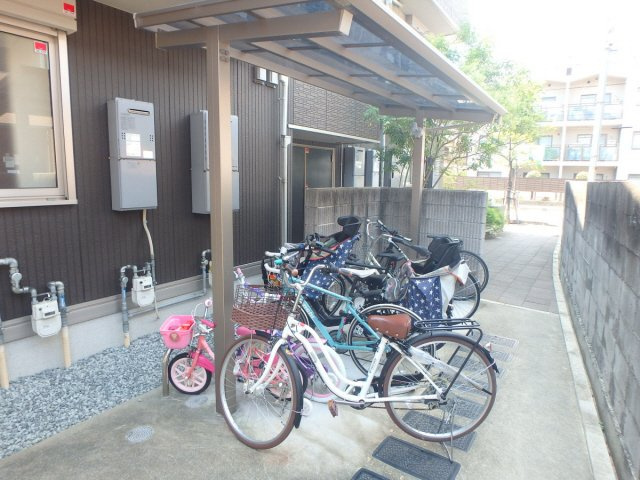 【その他共用部分】 | レ・セーナ甲東園 | 屋根付き駐輪スペースです