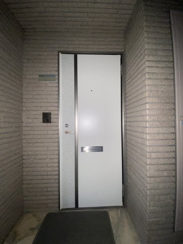 天野ビルの玄関