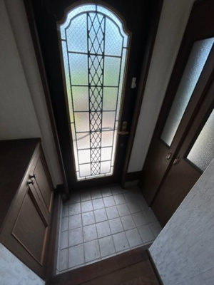 【玄関】 | 仏向町中古戸建て | 2階へ