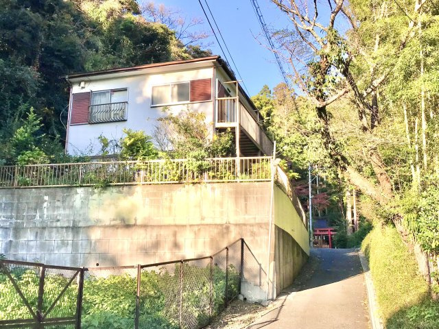 雪ノ下　鶴岡八幡宮の山の手閑静な住環境 戸建の外観|南ひな壇につき陽当たり良好です。