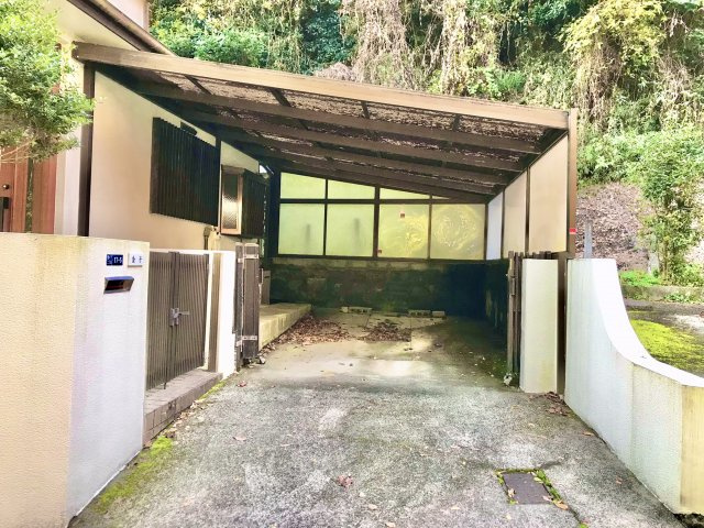 雪ノ下　鶴岡八幡宮の山の手閑静な住環境 戸建の駐車場