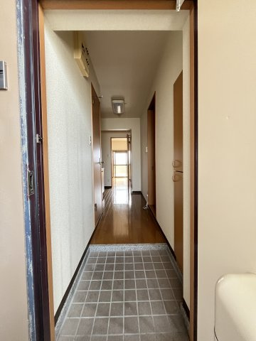 パールエステートの玄関