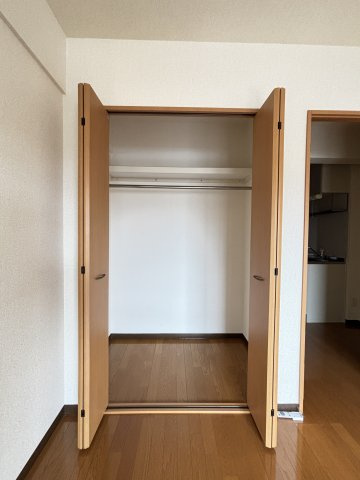 パールエステートの玄関