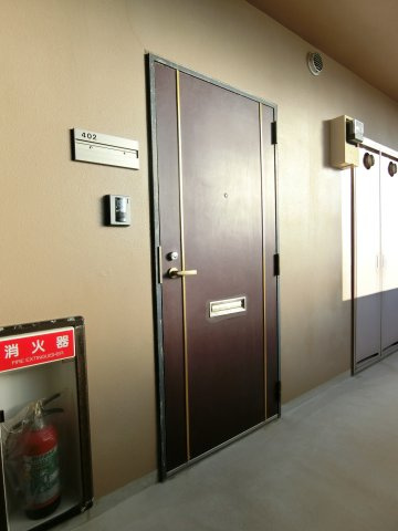 パールエステートの玄関