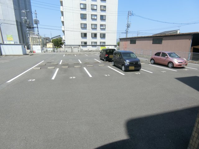 パールエステートの駐車場