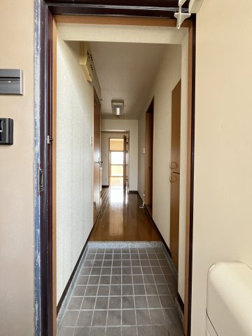 パールエステートの玄関