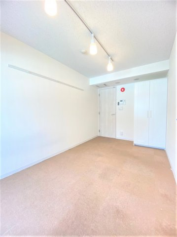 「防音マンション」ハーモニーグラシア大山の洋室|Bluetooth仕様のスピーカーも付いています。接続すればすぐにでも使用可能です。右上は24時間稼働の換気口です。（※他部屋　参考写真）