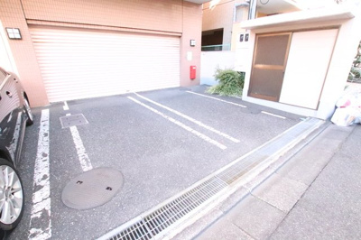 ★敷地内駐車場★（空き状況・使用料等詳細はご確認下さい）