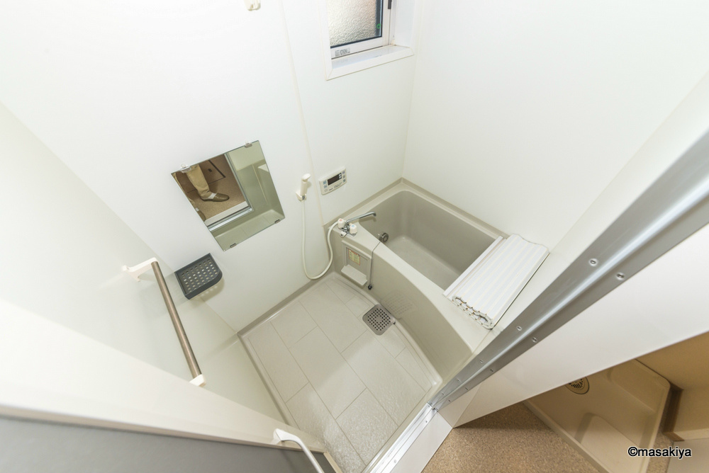 ベル・ジュ・メゾン　Bの浴室|お風呂　追い焚き付きです。窓付きです。