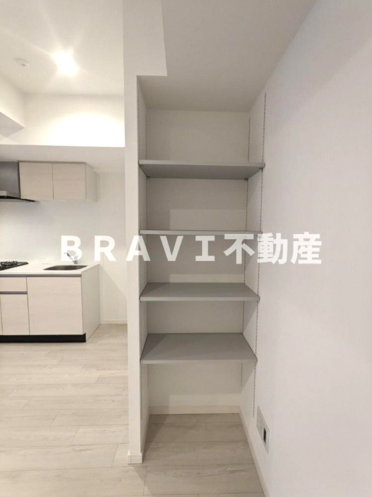 シーズンフラッツ大手前 BRAVI不動産の収納|【シーズンフラッツ大手前】スタンダードな洋室です