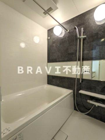 シーズンフラッツ大手前 BRAVI不動産の浴室|【シーズンフラッツ大手前】窓がつきで換気良好