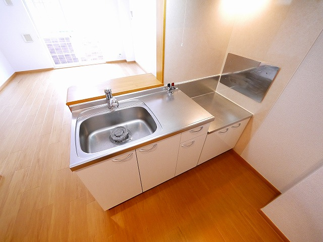 カモミール・西大寺Aのキッチン|コンパクトなキッチンで掃除もラクラク