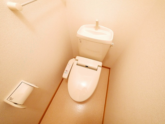 カモミール・西大寺Aのトイレ|ゆったりとした空間のトイレです