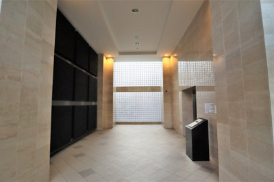 【エントランス】 | エステムコート梅田・天神橋Ⅱグラシオ | エントランスホールは明るく開放的