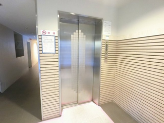 【その他共用部分】 | お買い物時やベビーカーの出し入れに便利なエレベーター付です。