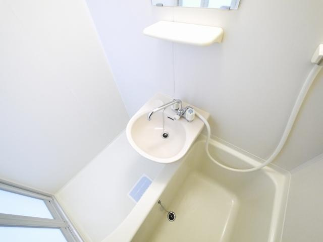 グレイスフローラ富雄の洗面所|明るい洗面所です