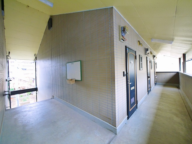 ラ・リビエールのその他共用部分|見通しの良い通路です