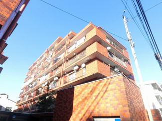 【外観】 | 総戸数１０４戸、昭和５９年１０月築、管理人は日勤勤務につき管理体制良好です♪