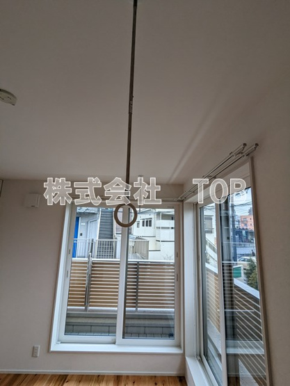 【設備】 | 杉並区高井戸東4丁目戸建 | 2階6帖バルコニー洋室にある室内物干し