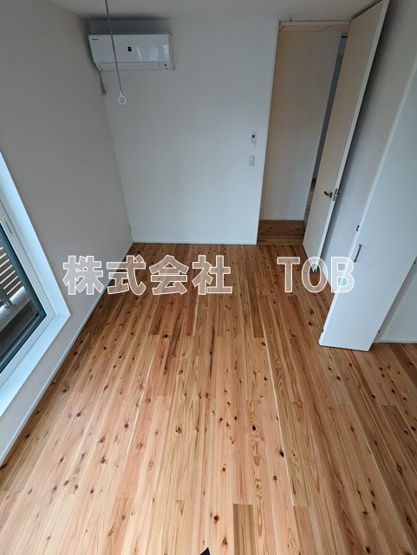 【内装】 | 杉並区高井戸東4丁目戸建 | 2階6帖バルコニーのある洋室