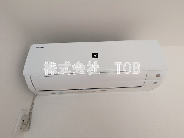 【設備】 | 杉並区高井戸東4丁目戸建 | 2階6帖バルコニーのある洋室エアコン