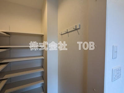 【設備】 | 杉並区高井戸東4丁目戸建 | 玄関ハンガー掛け