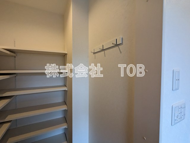 【設備】 | 杉並区高井戸東4丁目戸建 | 玄関ハンガー掛け