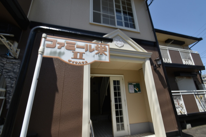 ファミール栄 IIのエントランス