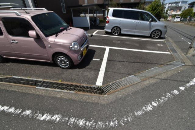 ファミール栄 IIの駐車場