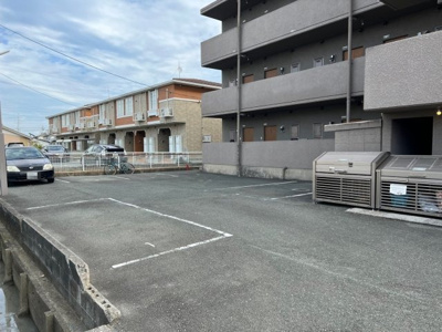 【駐車場】 | ユトリロサニー | 敷地外駐車場の場合がございます