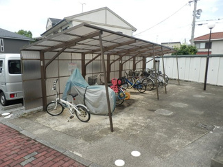 【その他共用部分】 | 駐輪場と奥にあるのが各お部屋の物置（トランクルーム）です。